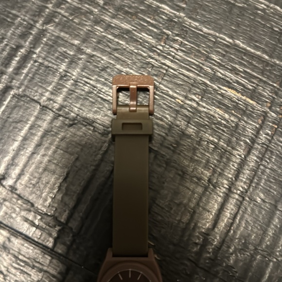 Really cute brown rubber band Nixon watch women’s - Picture 7 of 9